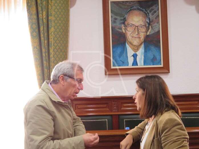 El concejal Guillermo Reyes (Ciuca) y la alcaldesa Carmen Hernández (NC) conversando antes del Pleno (Foto TA)